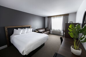 Classic Room | Desk, laptop workspace, blackout drapes, iron/ironing board - Hôtel Napoléon (Gatineau)