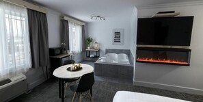 Deluxe Suite | Desk, laptop workspace, blackout drapes, iron/ironing board - Hôtel Napoléon (Gatineau)