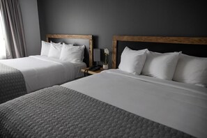 Family Quadruple Room | Desk, laptop workspace, blackout drapes, iron/ironing board - Hôtel Napoléon (Gatineau)