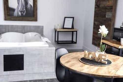 Suite Deluxe | Escritorio, espacio para trabajar con laptop y cortinas blackout