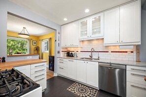 冷蔵庫、電子レンジ、オーブン、コンロ