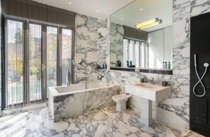Comfort Villa | Bathroom | Soap, shampoo, toilet paper - Villa Anvers 4 BDR Parking (Antwerp)