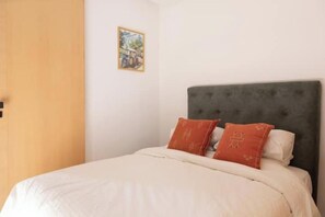 2 habitaciones, tabla de planchar con plancha, wifi y ropa de cama 