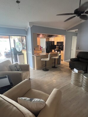 Smart TV, books, stereo, printers - Welcome to our beautiful home, located near Anna Maria Island & IMG Academy. (Bradenton)