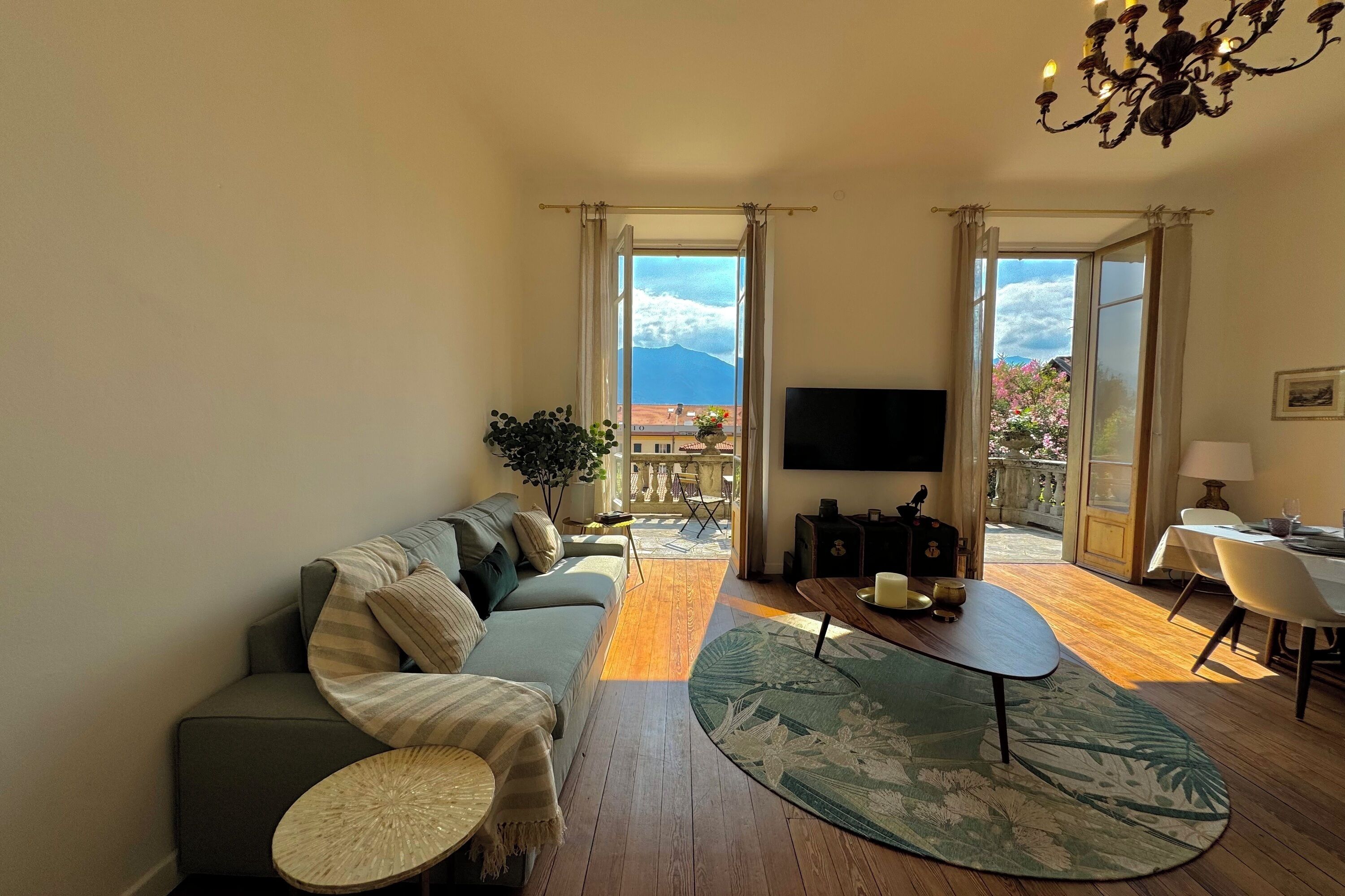 Appartamento familiare, camere multiple, lato spiaggia (Giardino Floreale di Menaggio) | Area soggiorno | TV a schermo piatto