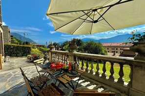 Familienapartment, Mehrere Schlafzimmer, am Strand (Giardino Floreale di Menaggio) | Speisen im Freien