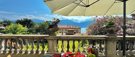 อพาร์ทเมนท์สำหรับครอบครัว, หลายห้องนอน, ริมชายหาด (Giardino Floreale di Menaggio) | รับประทานอาหารกลางแจ้ง