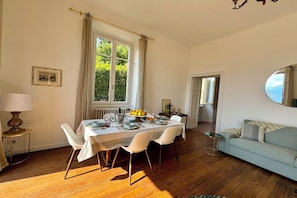 Appartamento familiare, camere multiple, lato spiaggia (Giardino Floreale di Menaggio) | Pasti