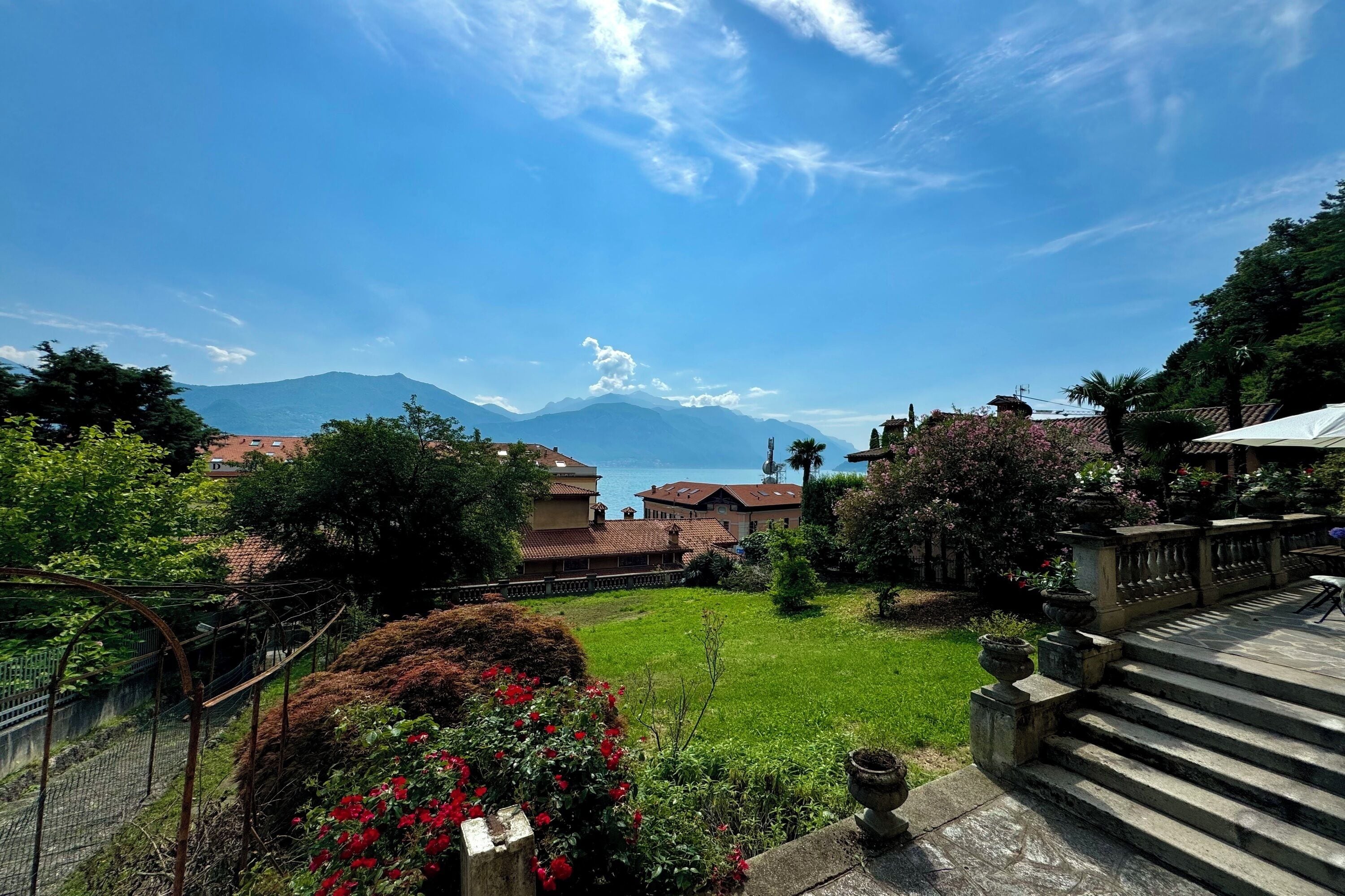 Jardín con vista a una montaña y un cuerpo de agua.