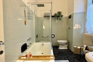 Familienapartment, Mehrere Schlafzimmer, am Strand (Giardino Floreale di Menaggio) | Badezimmer