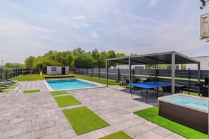 Casa familiar, 2 habitaciones, refrigerador y microondas (Villa Joy With Pool and Hot Tub) | Alberca privada