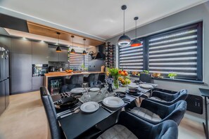 Casa familiar, 2 habitaciones, refrigerador y microondas (Villa Joy With Pool and Hot Tub) | Comedor