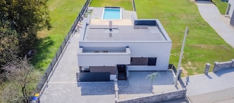 Villa Joy With Pool and Hot Tub