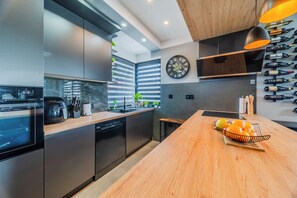 家庭獨棟房屋, 2 間臥室, 冰箱和微波爐 (Villa Joy With Pool and Hot Tub) | 私人廚房 | 電冰箱、微波爐、烤箱、爐台