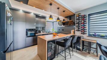 Family House, 2 Bedrooms, Refrigerator & Microwave (Wellness Villa Joy near Varaždin) | Dining room