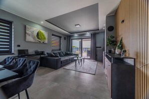 Family House, 2 Bedrooms, Refrigerator & Microwave (Villa Joy With Pool and Hot Tub) | Living room | Flat-screen TV