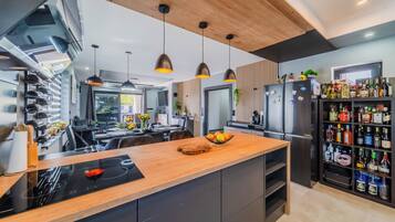 Casa familiare, 2 camere da letto, frigorifero e microonde (Villa Joy With Pool and Hot Tub) | Cucina privata | Frigorifero, microonde, forno, piano cottura