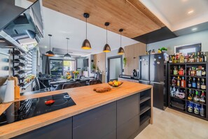 Familiehus - 2 soveværelser - køleskab og mikrobølgeovn (Wellness Villa Joy near Varaždin) | Privat køkken | Køleskab, mikrobølgeovn, ovn, kogeplade