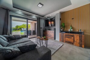 家庭獨棟房屋, 2 間臥室, 冰箱和微波爐 (Villa Joy With Pool and Hot Tub) | 客廳 | 平面電視