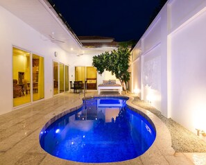 Hồ bơi ngoài trời, dù/ô trên bãi biển/hồ bơi, ghế dài tắm nắng 