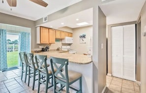 Fridge, microwave, oven, stovetop - Blue Pearl 1 bedroom, 2 bath condo - sleeps 6 , Pet friendly. (Destin)