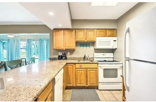 Blue Pearl   1 bedroom, 2 bath condo - sleeps 6 , Pet friendly.