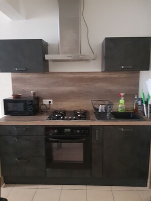 Fridge, microwave, oven, coffee/tea maker