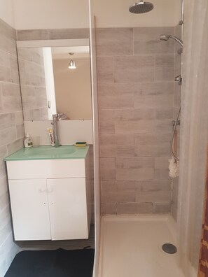 Een douche, handdoeken, toiletpapier