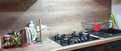 Kylskåp, mikrovågsugn, ugn och kaffe- och tebryggare