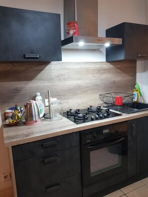 Réfrigérateur, four à micro-ondes, un four, cafetière-théière