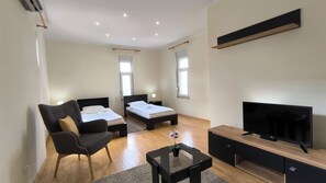 3 habitaciones, tabla de planchar con plancha, wifi y ropa de cama 