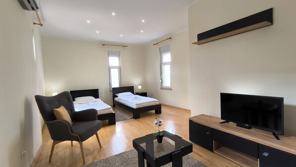 3 bedrooms, desk, iron/ironing board, WiFi