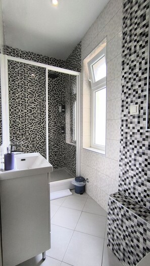 Dusche, Haartrockner, Handtücher, Seife