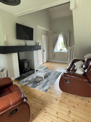 Smart-TV, Kamin, Bücher