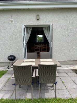 Outdoor dining - 3 bed house on the banks of the River Erne and just outside Belturbet town (Belturbet)