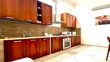 KĂŒhlschrank, Mikrowelle, Ofen, Herdplatte