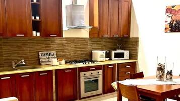 KĂŒhlschrank, Mikrowelle, Ofen, Herdplatte