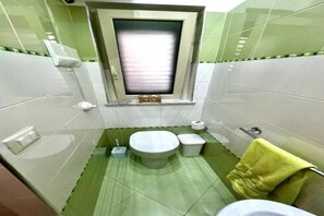 Een douche, een haardroger, een bidet, handdoeken