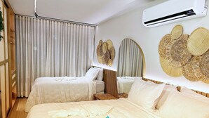 A hotel room with two beds, a large mirror, and a wall-mounted air conditioner. - Setai Yacht Luxxor - By Almare Flats (João Pessoa)
