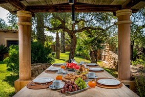 Outdoor dining - Villa Ashram 6, Emma Villas (Castelvetrano)
