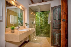 Shower, hair dryer, bidet, towels - Villa Ashram 6, Emma Villas (Castelvetrano)