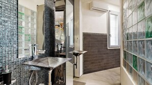 A modern bathroom with a glass shower enclosure, a vanity with a sink, and a mirror. - Villa Tiberio 6+2, Emma Villas (Genzano di Roma)