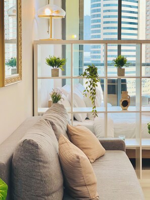 Deluxe-Studio, Balkon, Kanalblick | Wohnbereich