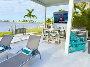 Outdoor dining - Luxury Tropical Oasis on the Caloosahatchee River with Panoramic Southern Views! (Cape Coral)