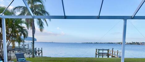 Een buitenzwembad en een verwarmd zwembad