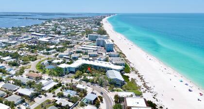 Beachfront Complex: Enjoy Amenities, Beach Gear and Beach Access!