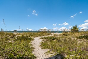 On the beach - Beachfront Complex: Enjoy Amenities, Beach Gear and Beach Access! (Holmes Beach)