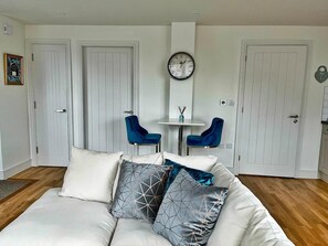 Apartment | Living area | TV - Luxurious One Bedroom Apartment in Northampton (Northampton)