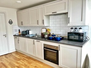 Apartment | Eigene Küche | Kühlschrank, Mikrowelle, Ofen, Herdplatte