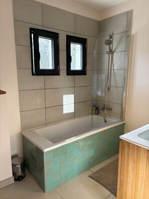 Douche, sèche-cheveux, serviettes fournies, savon
